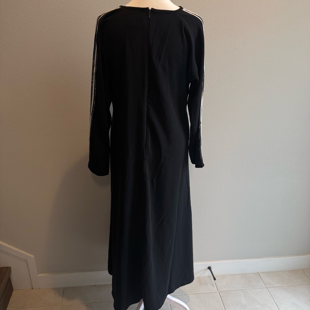 Black closed abaya with white embellishment detailing - Picture 6 of 6